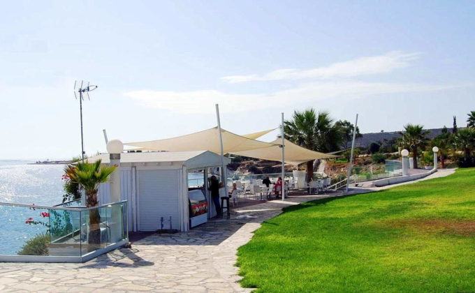 Маленькие кафе над Губернаторским пляжем, Лимассол. Кипр