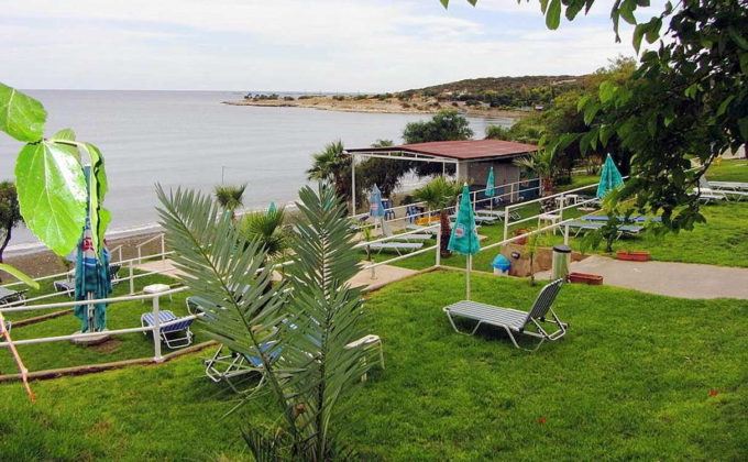 Обустроенная лужайка на Губернаторском пляже, Лимассол. Кипр