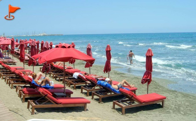 Пляж, стильные красные шезлонги возле Lifestyle Bar PlusSea. Лимассол. Города Кипра
