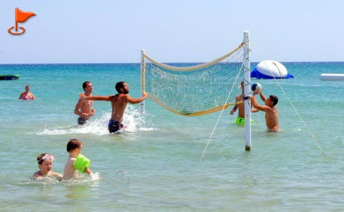 Пляжный волейбол в воде. (Captains Cabin) Лейдиз Майлз Бич Лимассол. Города Кипра