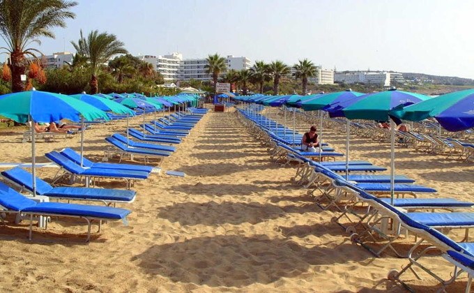 Плотное расположение шезлонгов с правой стороны, пляж Пантаху, Кипр