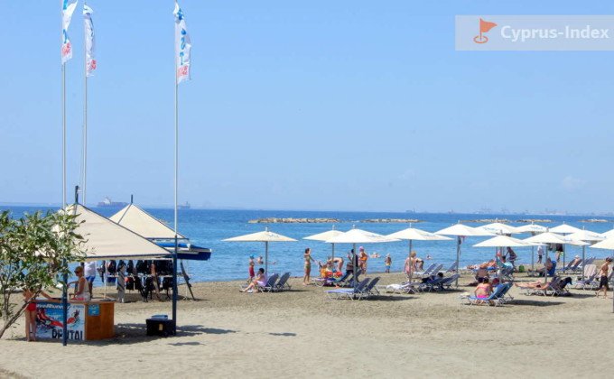 Место для отдыха на полотенцах , пляж Афродайт, Лимассол, Кипр