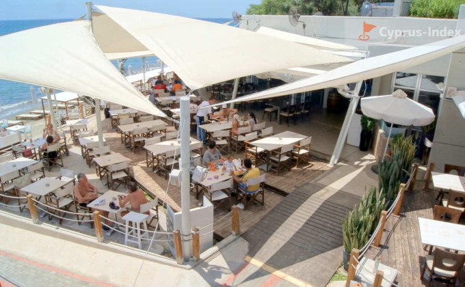 Площадка бара Puesta Oyster Bar & Grill, Пляж Афродайт, Лимассол, Кипр