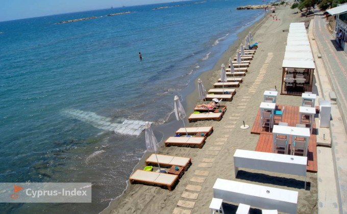 Западная часть пляжа Афродайт возле Puesta Oyster Bar & Grill, Лимассол, Кипр