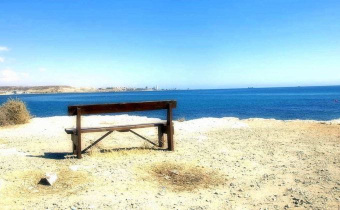 Лавочка на скале пляжа, Губернаторский пляж, Лимассол, Кипр