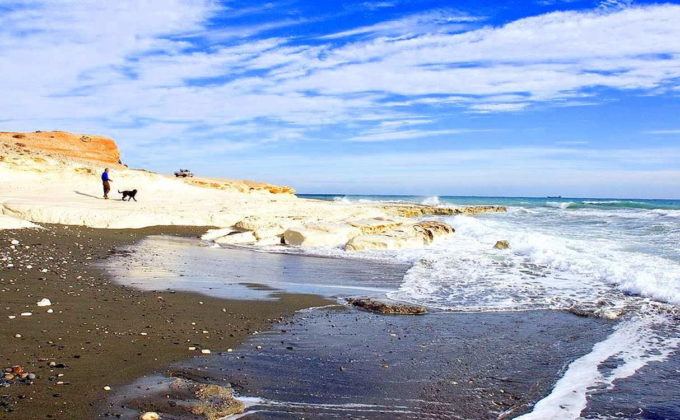 Белые скалы, выступающие в море, Губернаторский пляж Кипр