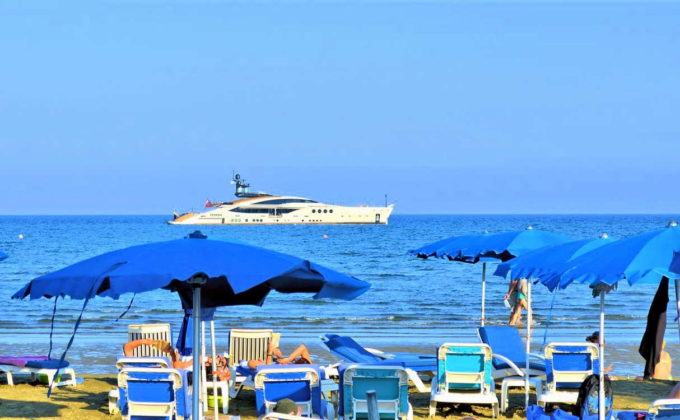 Катание на катере на пляже Финикудес, Ларнака, Кипр