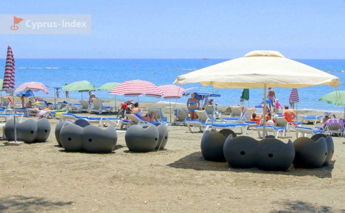 Столики с зонтиками посреди пляжа, Пляж Дасуди, Лимассол, Кипр