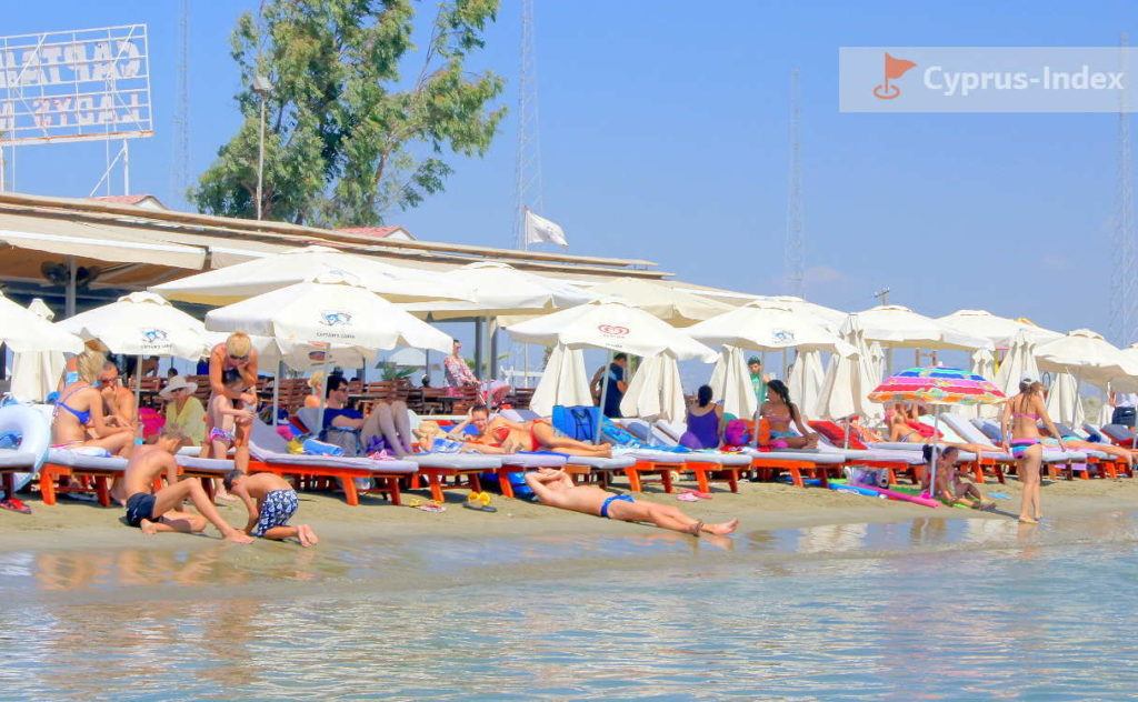 Плотно расположенные шезлонги на пляже Каюта Капитана, Пляж Лейдиз Майлз Бич Кипр