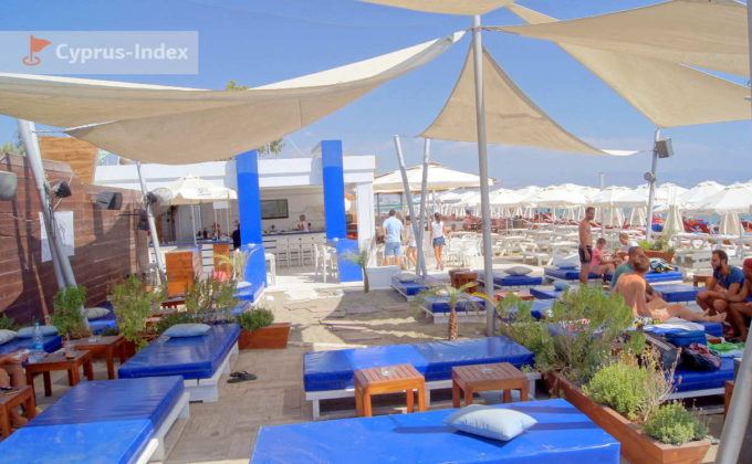 Диванчики бара Captain`s Cabin Beach Bar, Пляж Лейдиз Майлз Бич, Кипр