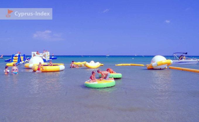 Надувные развлечения в воде, Пляж Лейдиз Майлз Бич, Кипр