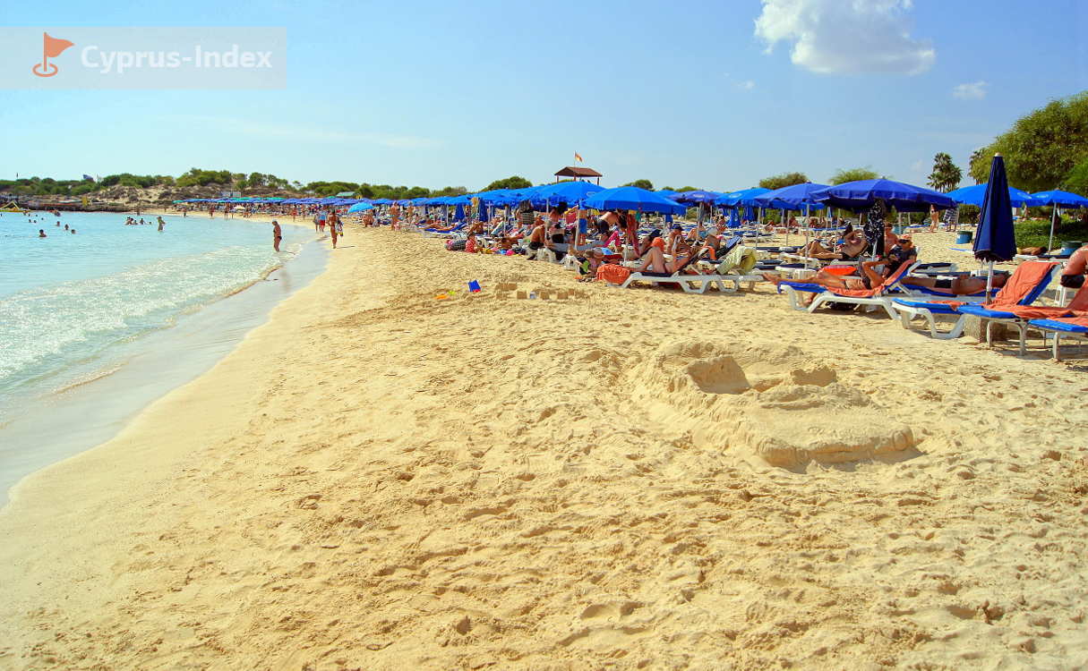 Очень приятный на ощупь, золотистый песок на пляже Макронисос Кипр. Айя-Напа.