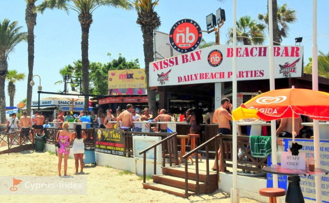 Пляж Нисси Бэй Пляжный бар Nissi Bay, в котором летом всегда звучит музыка. Айя-Напа.Кипр