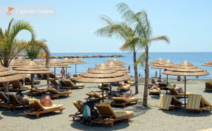 Часть пляжа с соломенными зонтиками, Лимассол, Кипр