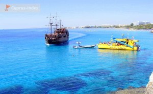 Прогулочные корабли возле Мостика Влюбленных. Кипр. Айя-Напа