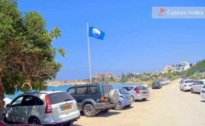 При въезде на пляж встречает флаг, обозначающий что пляж сертифицирован