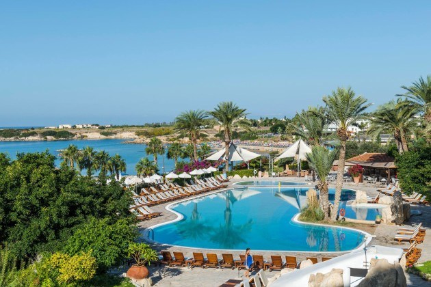 Бассейн отеля Coral Beach Hotel & Resort