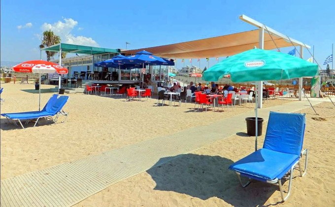 Аренда шезлонгов возле кафе Lighthouse Beach Snack Bar, Пафос, Кипр