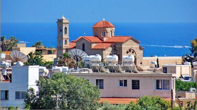 Вид на церковь с города, Церковь Панагия Теоскепасти, Пафос, Кипр