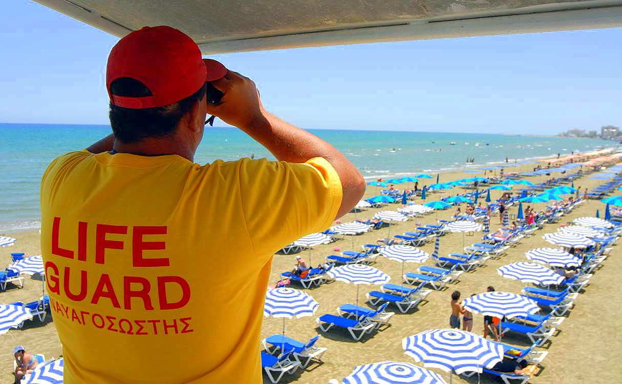 Пляж Финикудес - обзор пляжа с вышки спасателей. Пляжи Кипра в городе Ларнака.