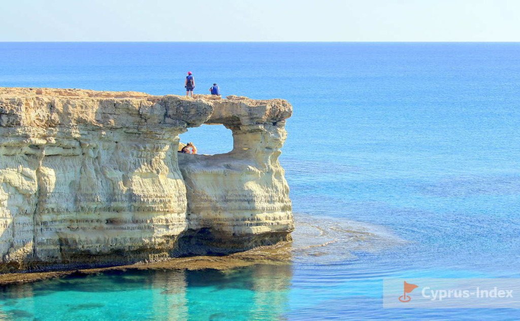 Утес со сквозной пещерой по форме напоминающей игольное ушко. Кипр. Айя-Напа