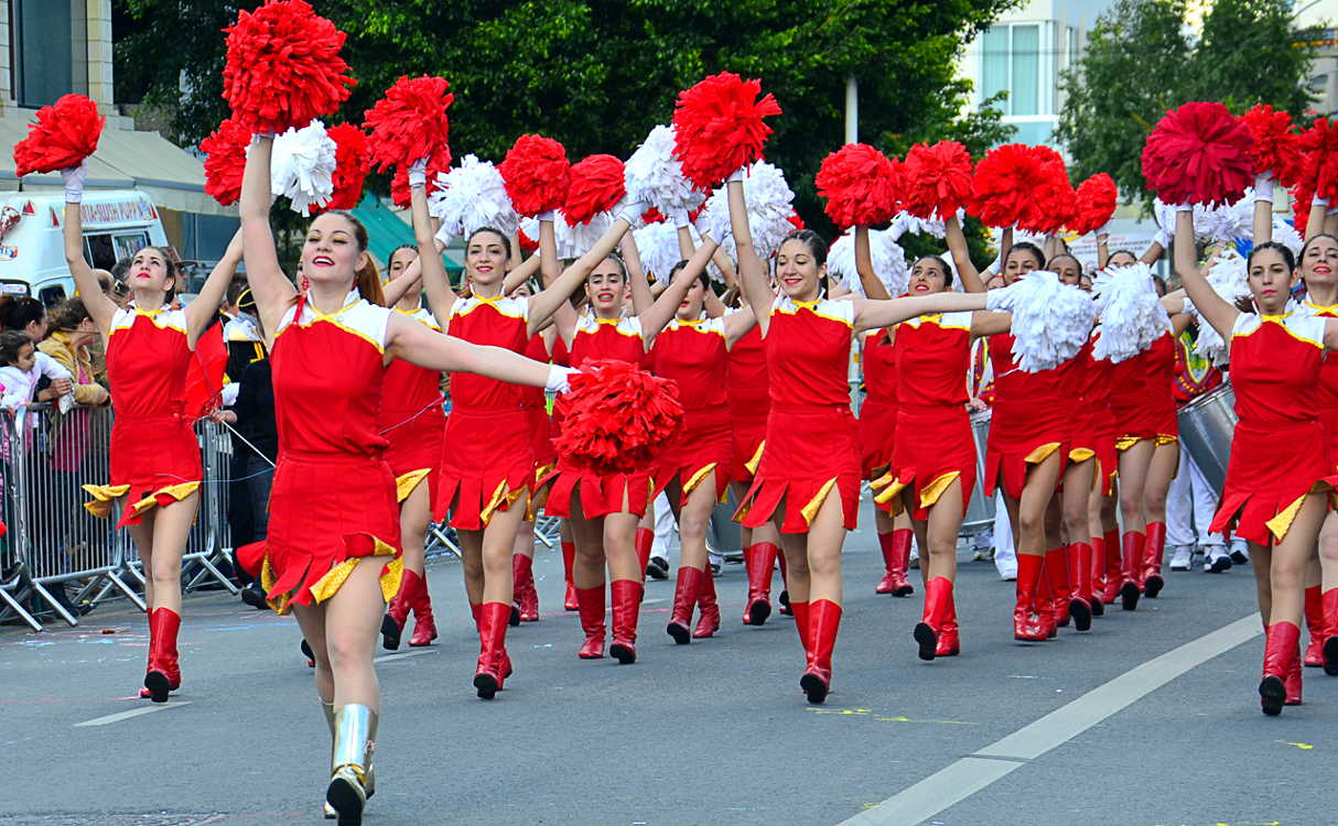 Карнавал в Лимассоле, красивые девушки с помпонами открывают карнавальное шествие