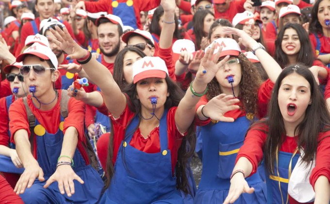 "Супер Марио" свистят в свистки, Карнавал в Лимассоле, Кипр