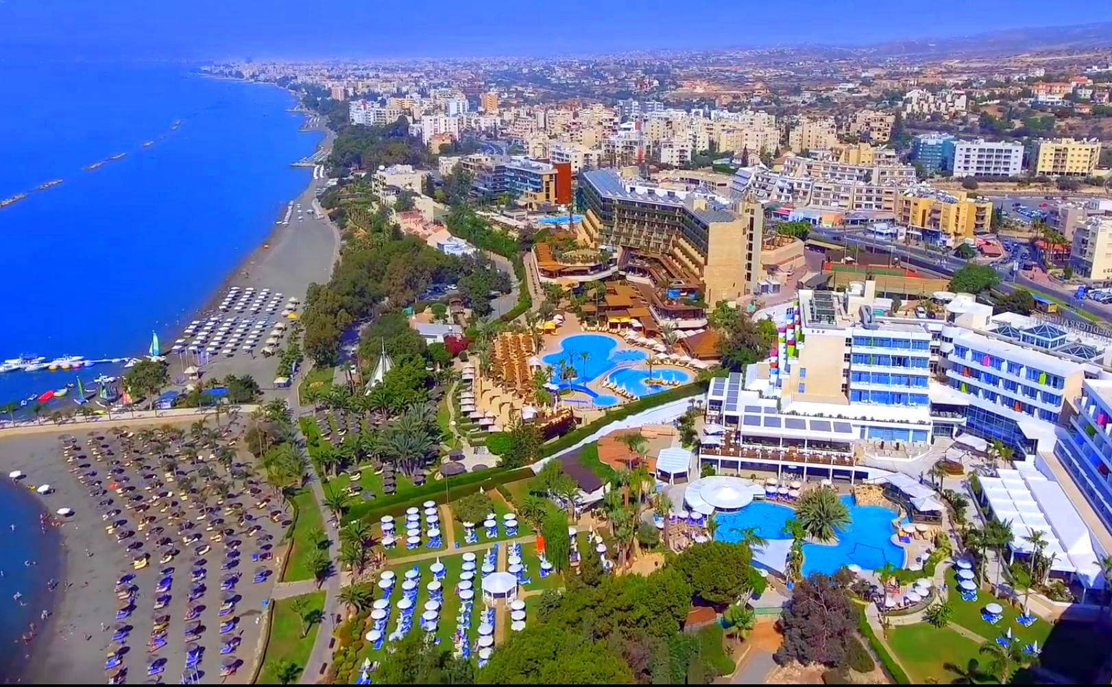 Отелеи Лимассола общее фото. FourSeasons и Mediterranean Beach Hotel