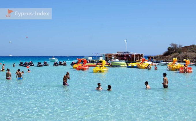 Водные развлечения возле острова, пляж Нисси Бэй, Айя-Напа, Кипр