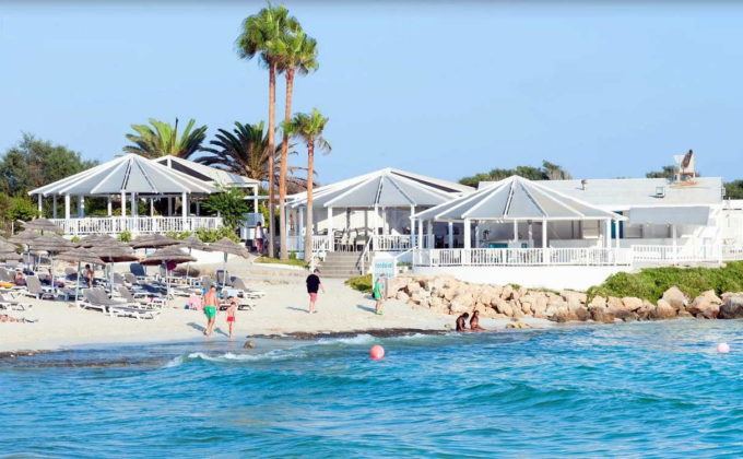 Кафе-бар Rondavel Beach Bar с восточной стороны пляжа, Айя-Напа, Кипр