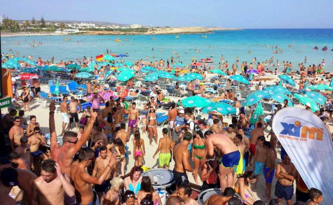 Пляж Нисси Бэй - Массовые вечеринки возле бара, Айя-Напа, Кипр