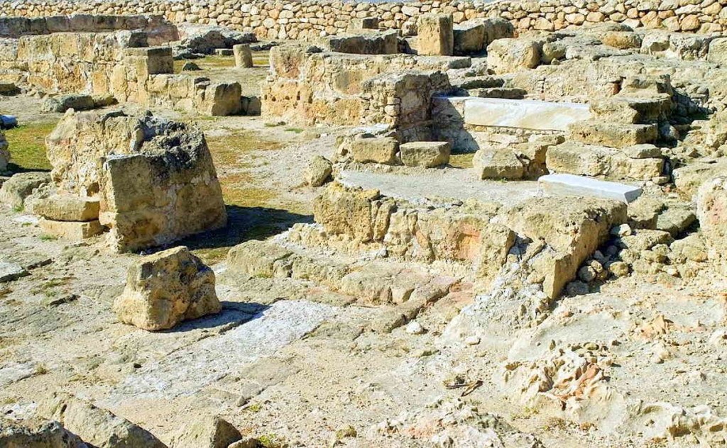 Развалины храма Панайя Лимениотисса. Набережная Пафоса, окресности