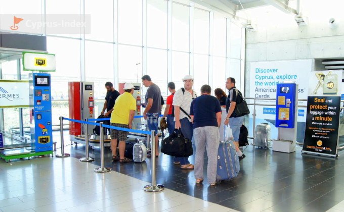 Автоматы упаковки багажа оберточной лентой, аэропорт Ларнака, Кипр