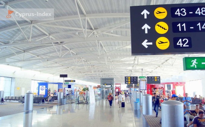 Указатели в зале ожидания аэропорта Ларнака, Кипр