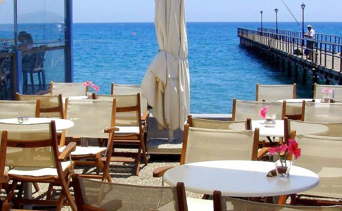 Enaerios Cafe у моря, центр Лимассола, Кипр
