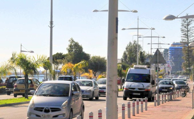 Плотное движение по ул. 28 Октября, центр Лимассола, Кипр
