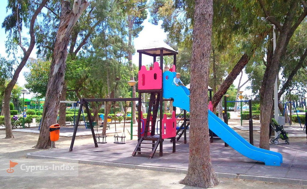 Детская площадка возле кафе в парке Лимассола, Кипр