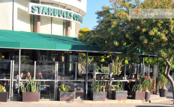 Кафе Starbucks через дорогу от парка, Лимассол, Кипр