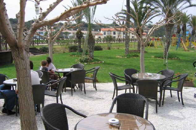 Столики ресторана «La Plage» на открытом воздухе, Полис, Кипр