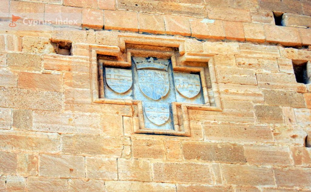 Барельеф в форме креста на восточной стене, замок Колосси