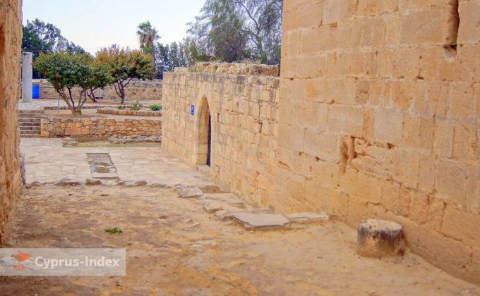 Вдоль стен башни замка, Замок Колосси, Лимассол, Кипр