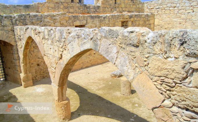 Старинные арки, Замок Колосси, Лимассол, Кипр