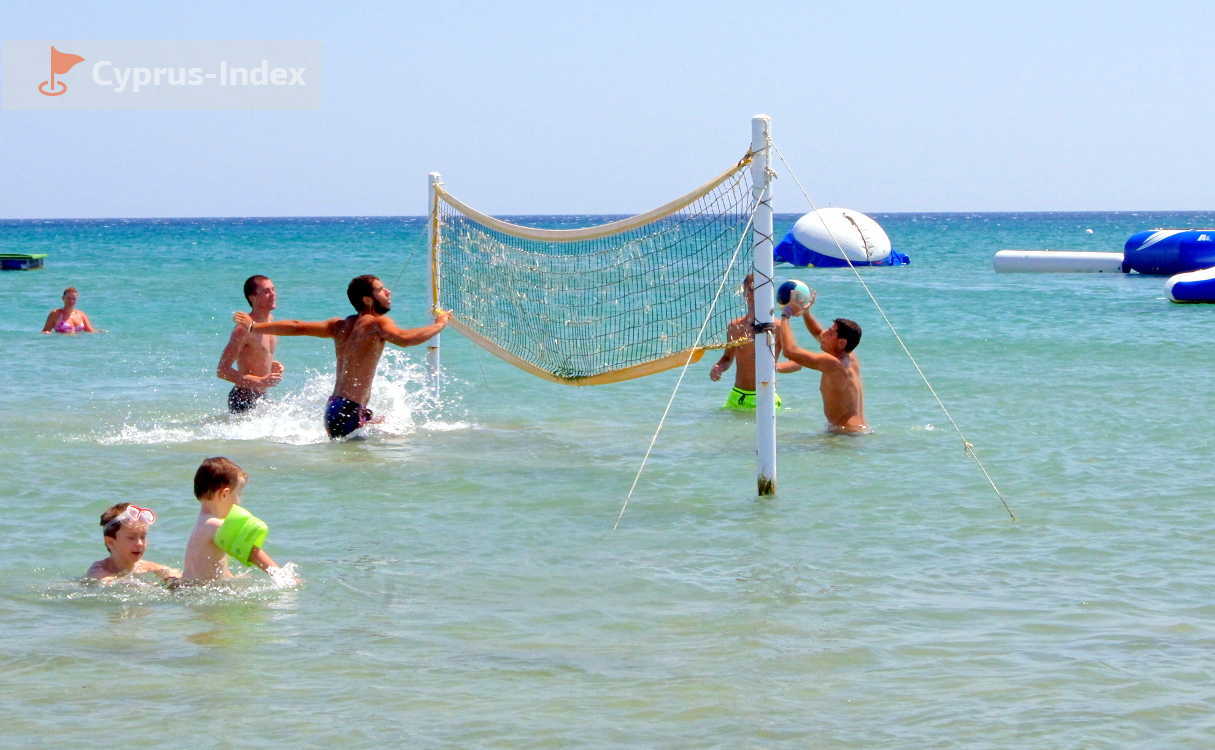 Волейбол в воде на пляже Лэйдис Майл Бич, Лимассол, Кипр