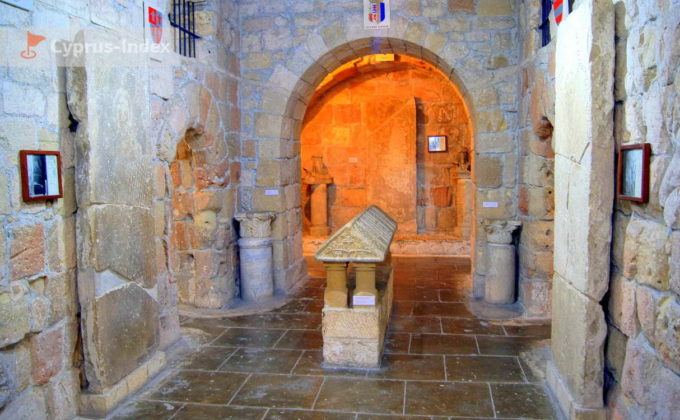 Каменное резное надгробие и гербы, Замок Лимассола, Кипр