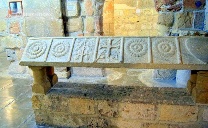 Резные изображения на надгробии, Замок Лимассола, Кипр