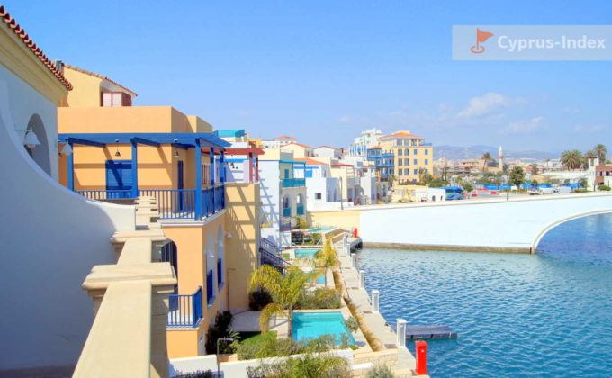 Мостик от Island Villas на искусственный остров с виллами, Лимассол Марина, Кипр