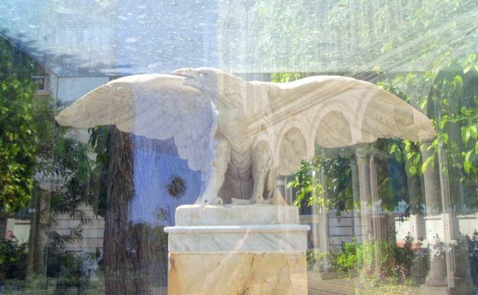 Орел из белого камня, Собор Айя-Напа, Лимассол, Кипр