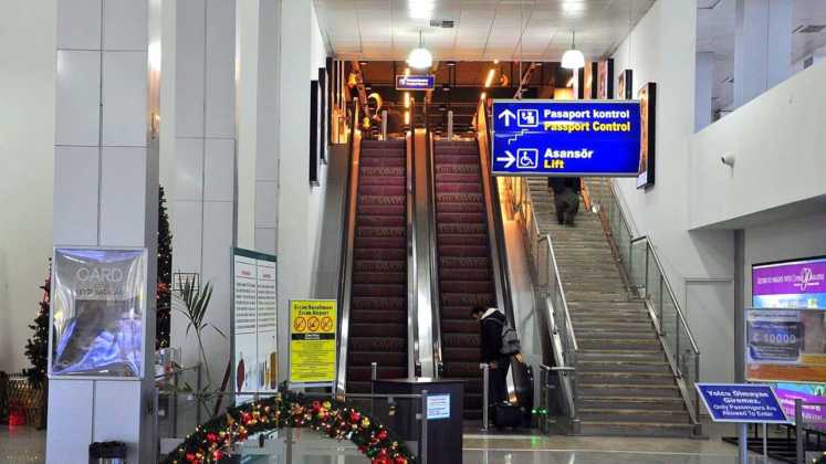 Эскалаторы в зону паспортного контроля, Аэропорты Кипра