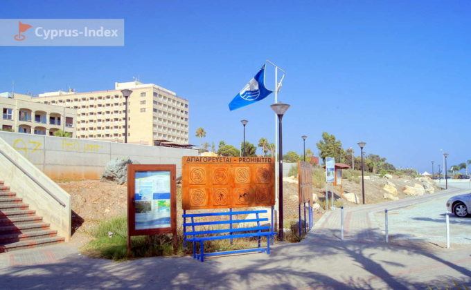 Лестница к пляжу Малинди и голубой флаг пляжа, Пляж Малинди, Лимассол, Кипр
