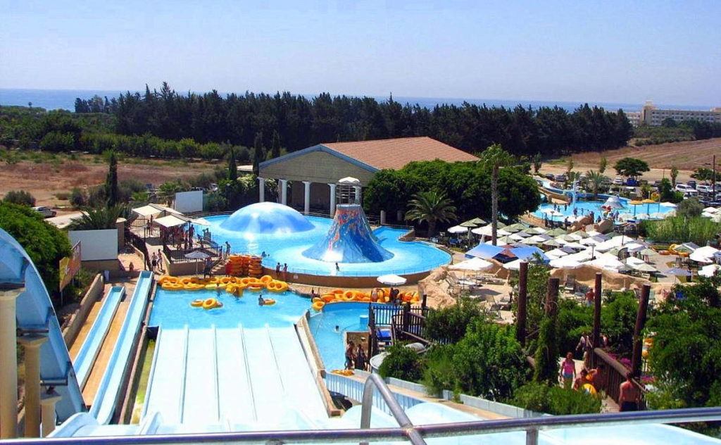 Вид на аквапарк в Пафосе с горок для гонок, Аквапарк Афродита, Пафос, Кипр